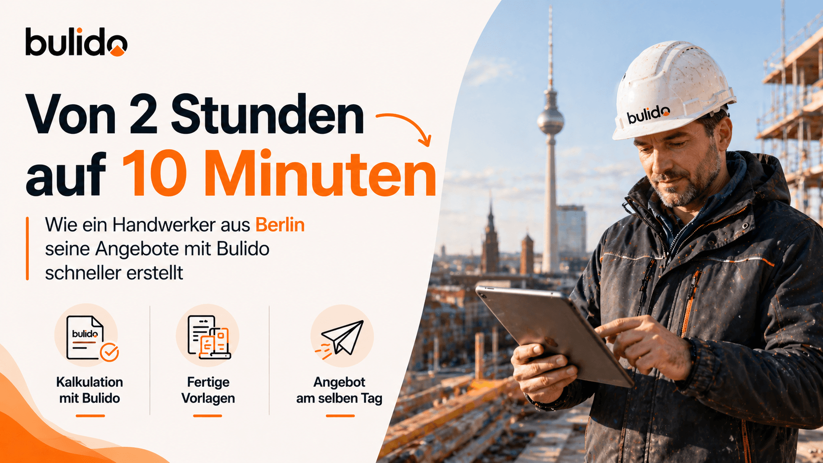 Handwerker mit Helm und Warnweste schaut auf ein Tablet auf der Baustelle
